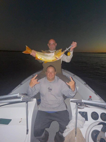 Dos pescadores con un dorado en la lancha al anochecer, Esquina, Corrientes