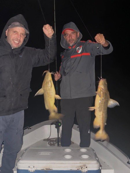 Dos pescadores levantan sus capturas durante la noche, Esquina, Corrientes