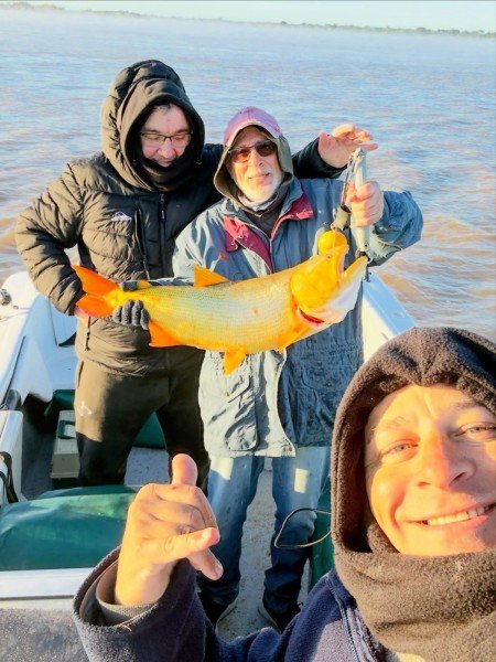 Dos pescadores con un dorado y un amigo con el pulgar arriba, Esquina, Corrientes