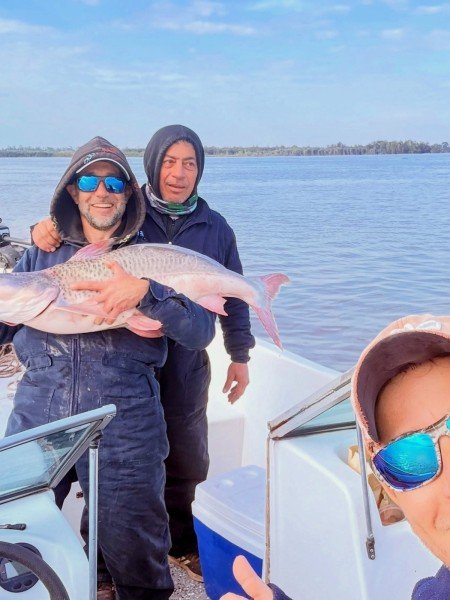 Dos pescadores con una gran captura en la lancha, Esquina, Corrientes