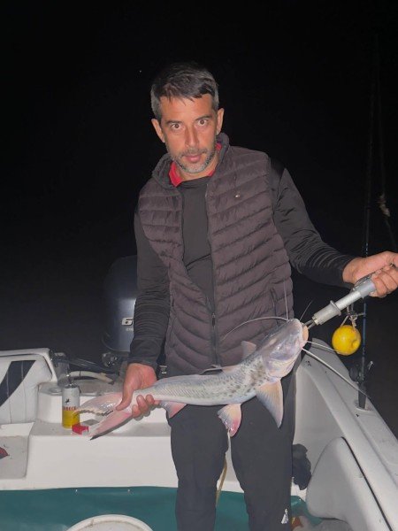 Pescador con un surubí en la lancha de noche, Esquina, Corrientes
