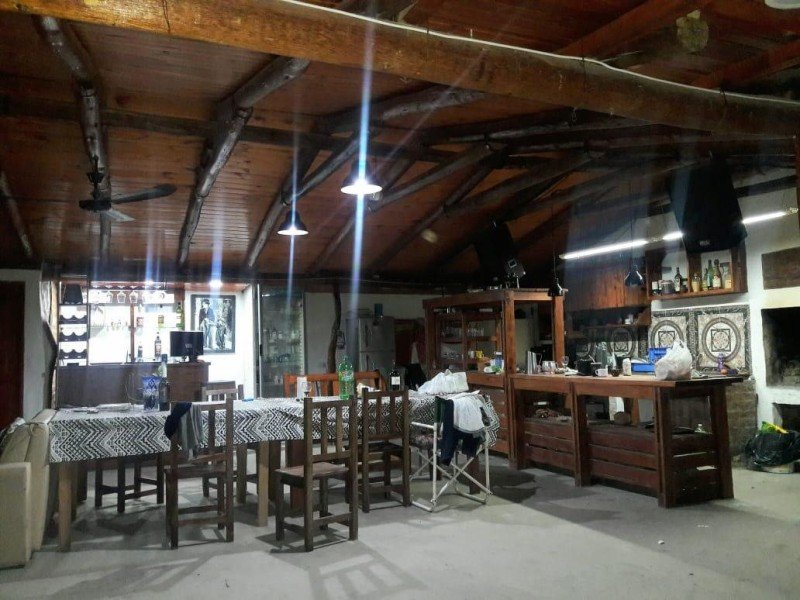Quincho con mesas, barra y parrilla del alojamiento, Esquina, Corrientes