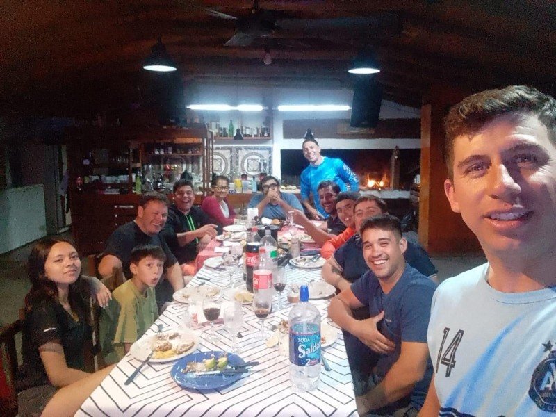 Grupo de amigos cenando en el quincho del alojamiento, Esquina, Corrientes