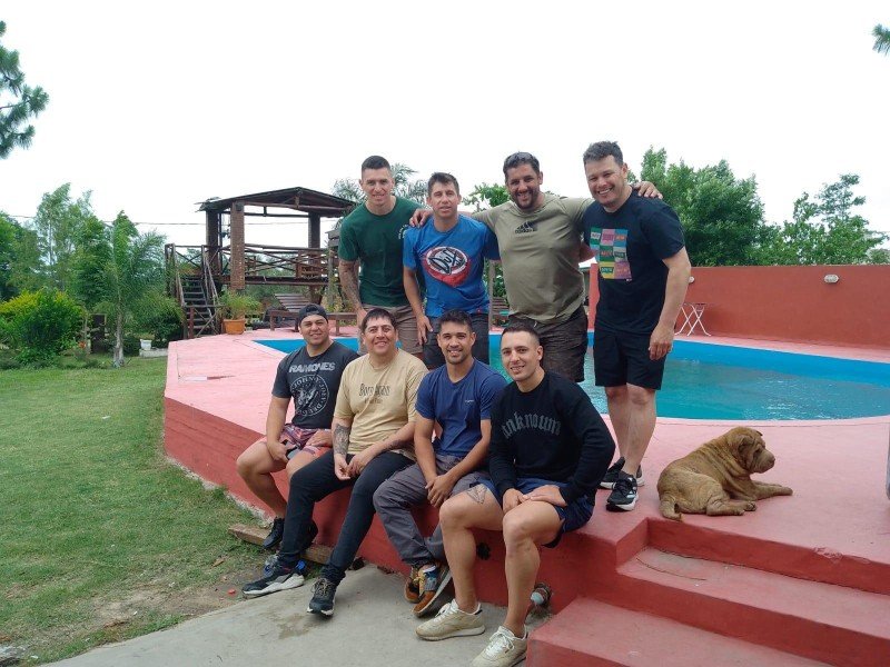 Grupo de pescadores junto a la pileta del alojamiento, Esquina, Corrientes